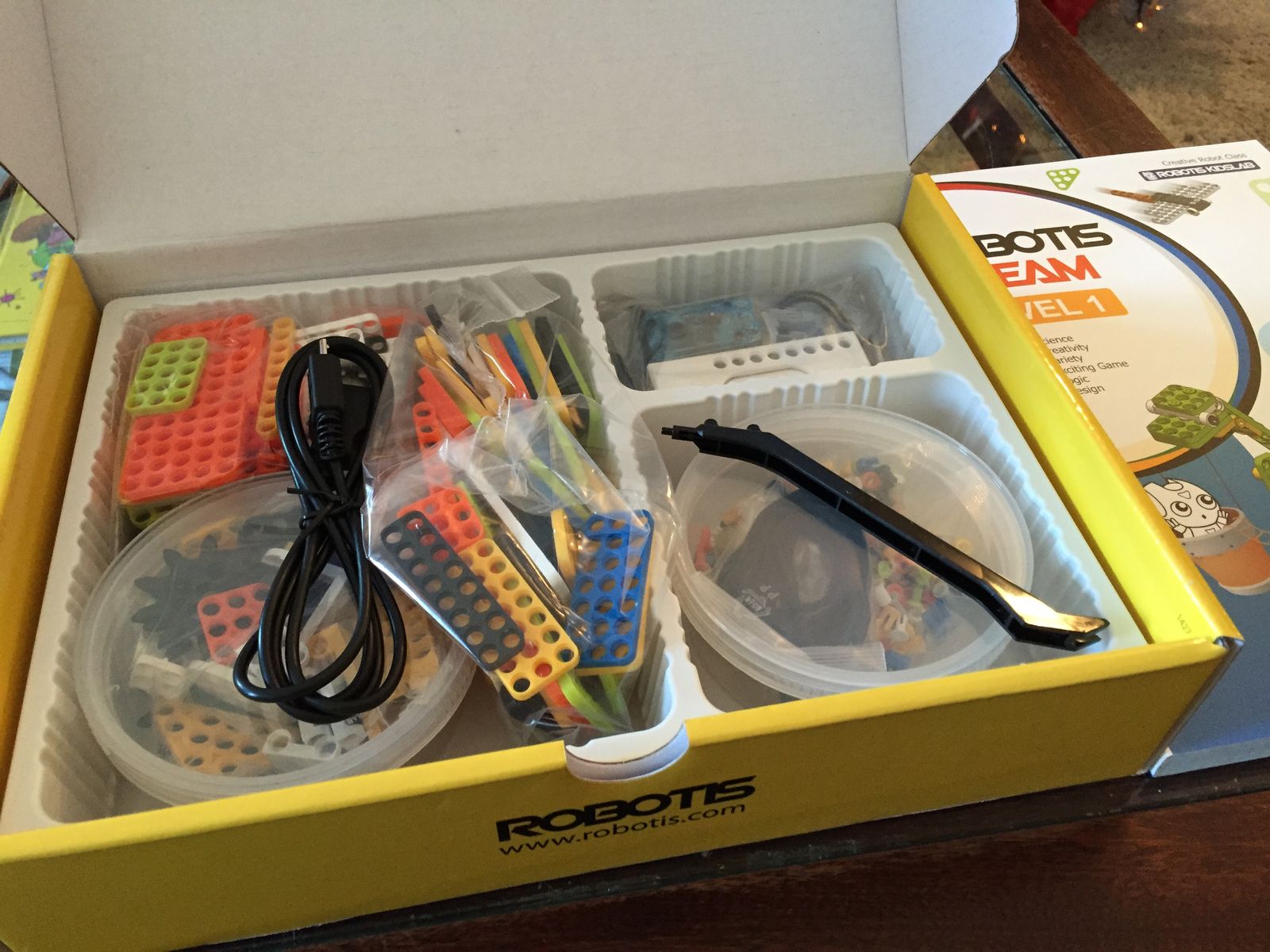 The open Robotis Dream Level 1 kit box with its parts