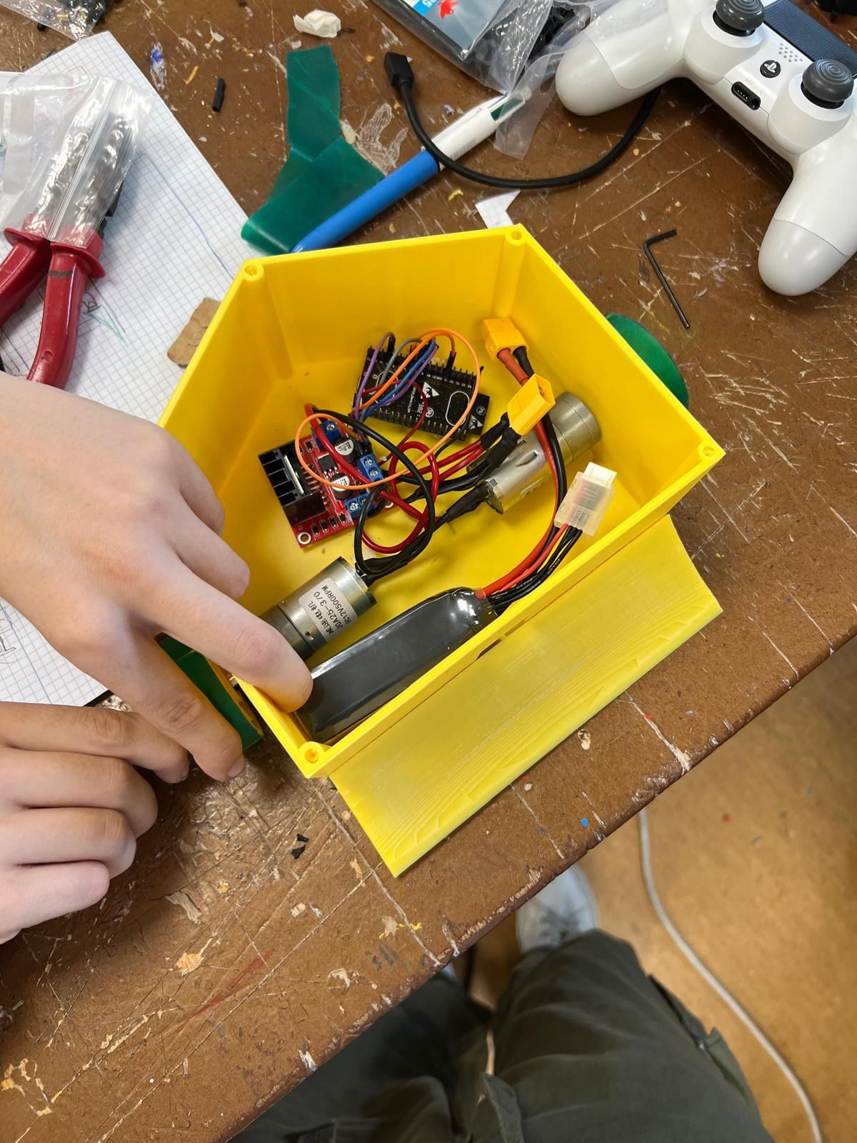 Inside the 3D-printed robot: board, motor driver, motors and battery