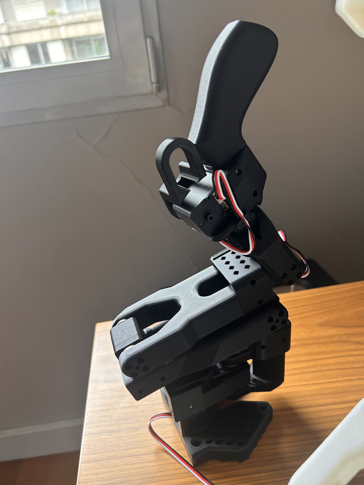 The black leader arm, with the handle to move it by hand
